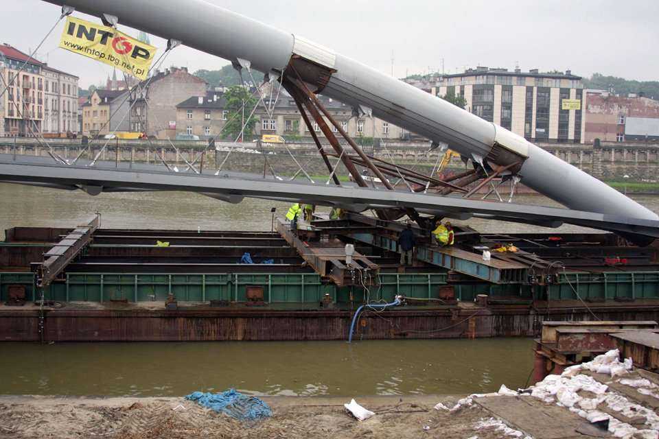 Przekładanie kładki nad Wisłą -  20.06.2010; fot.: INTOP Tarnobrzeg