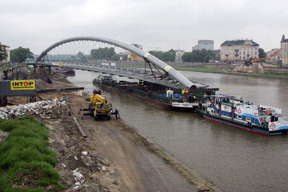 Przekładanie kładki nad Wisłą -  20.06.2010; fot.: INTOP Tarnobrzeg