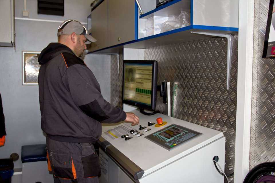 Pokaz na żywo - proces instalacji wykładziny CIPP firmy Brandenburger utwardzanej promieniami UV - Artur Bakaj, Grzegorz Owczarek, PPHU 'AKWA' sp.j. Cz. II - przeprowadzenie utwardzania promieniami UV / fot. <a href='http://www.quality-studio.com' target=