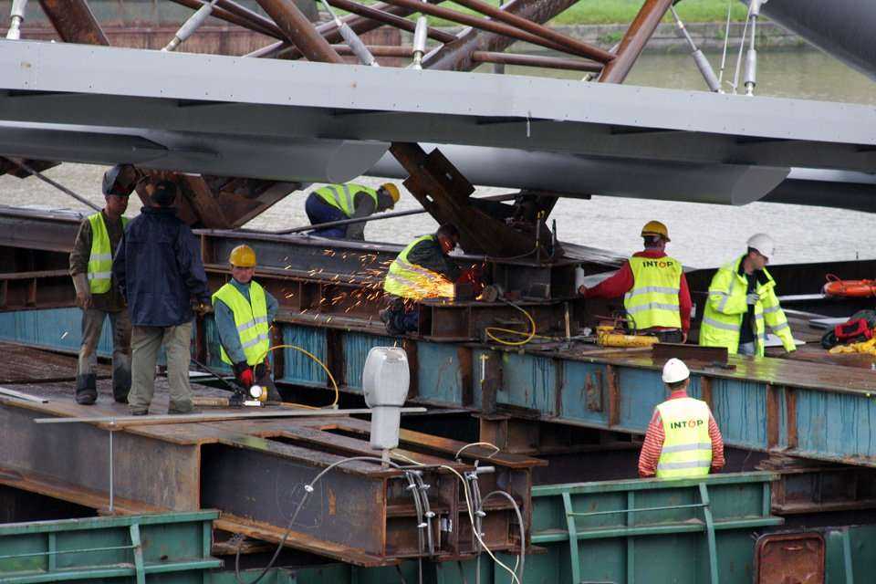 Przekładanie kładki nad Wisłą -  20.06.2010; fot.: INTOP Tarnobrzeg