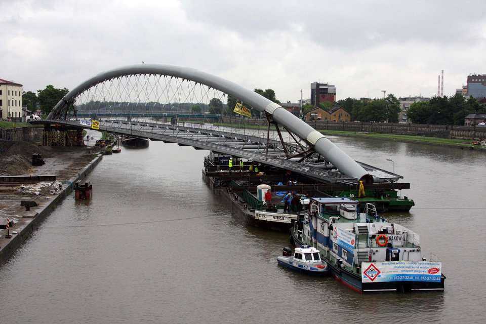 Przekładanie kładki nad Wisłą -  20.06.2010; fot.: INTOP Tarnobrzeg