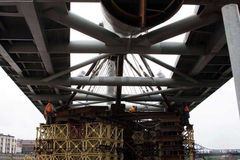 Przekładanie kładki nad Wisłą -  20.06.2010; fot.: INTOP Tarnobrzeg