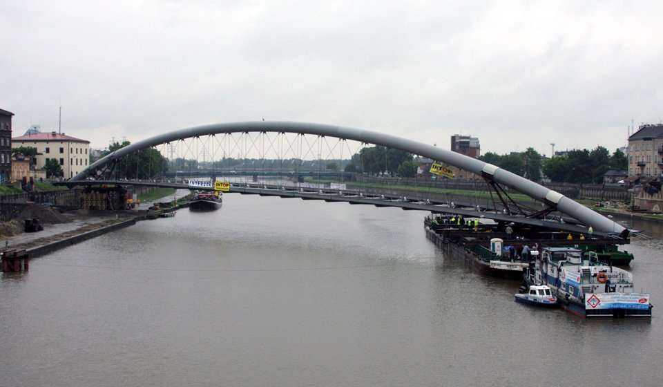 Przekładanie kładki nad Wisłą -  20.06.2010; fot.: INTOP Tarnobrzeg