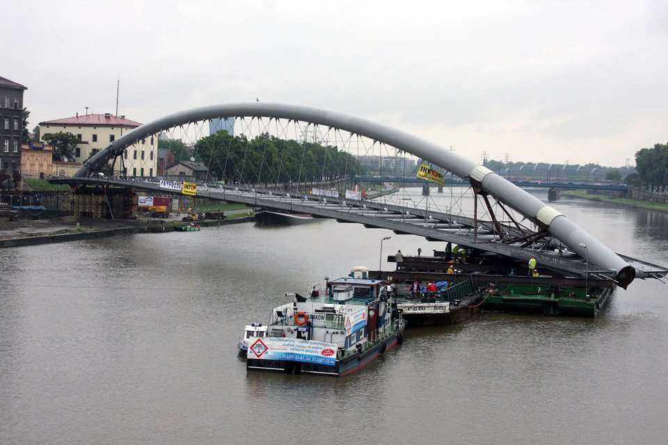 Przekładanie kładki nad Wisłą -  20.06.2010; fot.: INTOP Tarnobrzeg