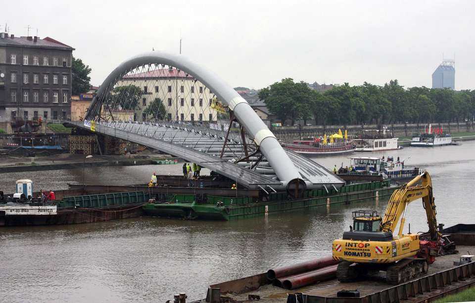 Przekładanie kładki nad Wisłą -  20.06.2010; fot.: INTOP Tarnobrzeg