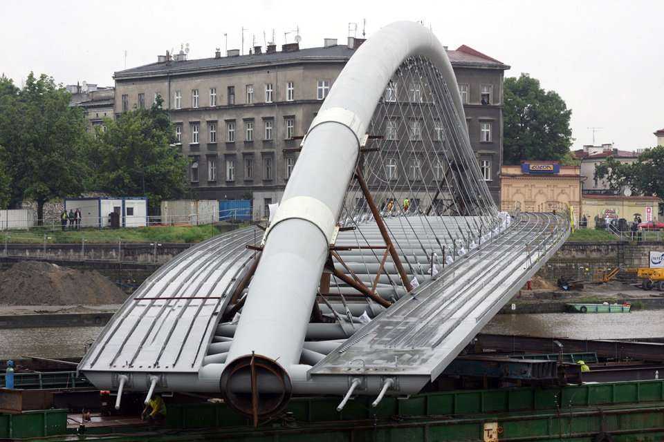 Przekładanie kładki nad Wisłą -  20.06.2010; fot.: INTOP Tarnobrzeg