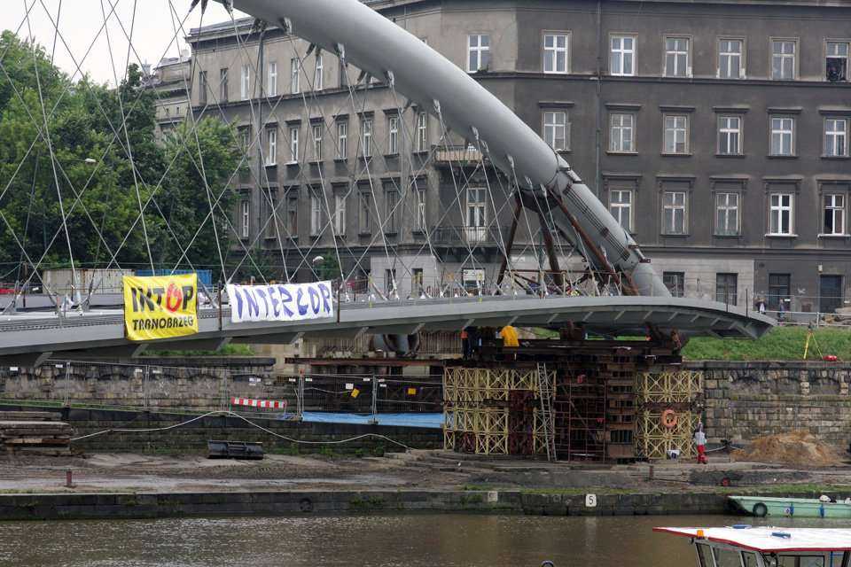 Przekładanie kładki nad Wisłą -  20.06.2010; fot.: INTOP Tarnobrzeg