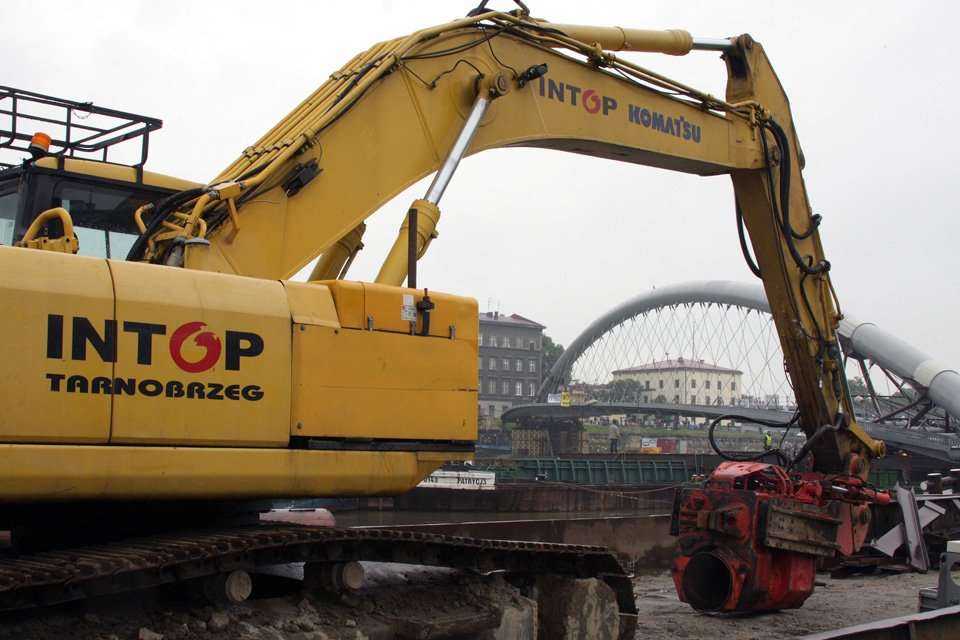 Przekładanie kładki nad Wisłą -  20.06.2010; fot.: INTOP Tarnobrzeg