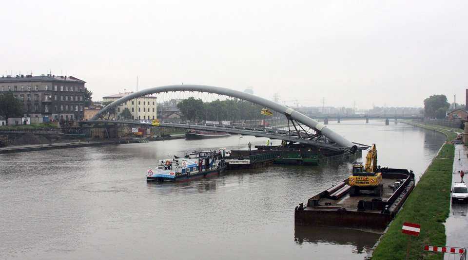 Przekładanie kładki nad Wisłą -  20.06.2010; fot.: INTOP Tarnobrzeg