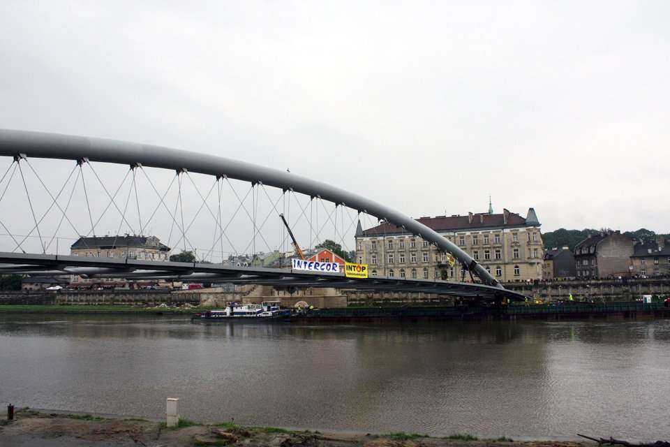 Przekładanie kładki nad Wisłą -  20.06.2010; fot.: INTOP Tarnobrzeg