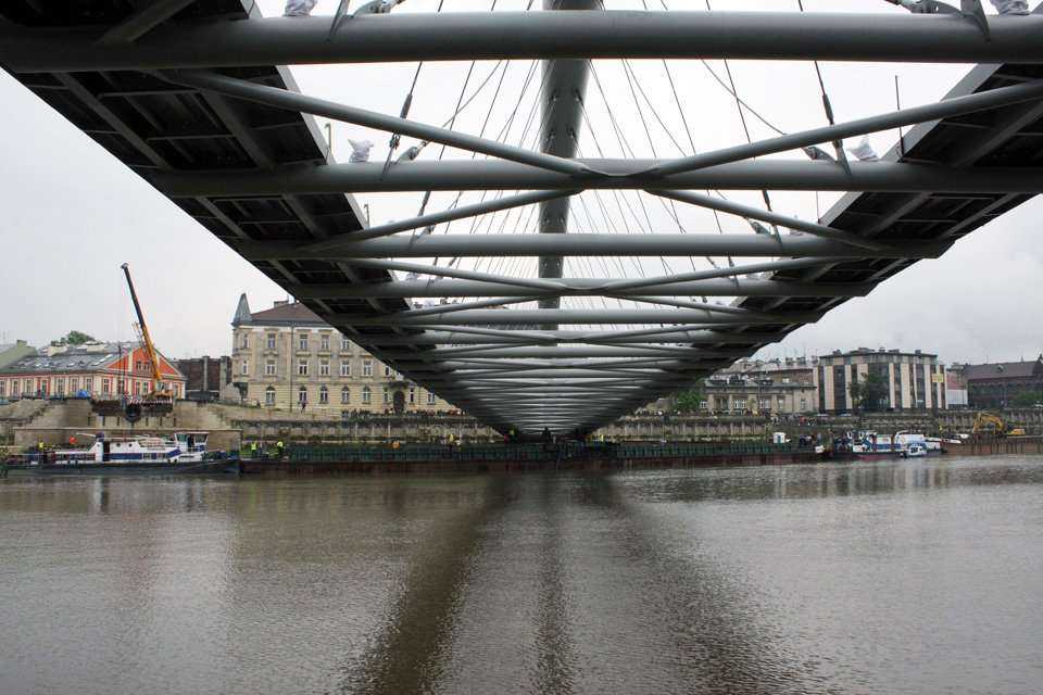 Przekładanie kładki nad Wisłą -  20.06.2010; fot.: INTOP Tarnobrzeg