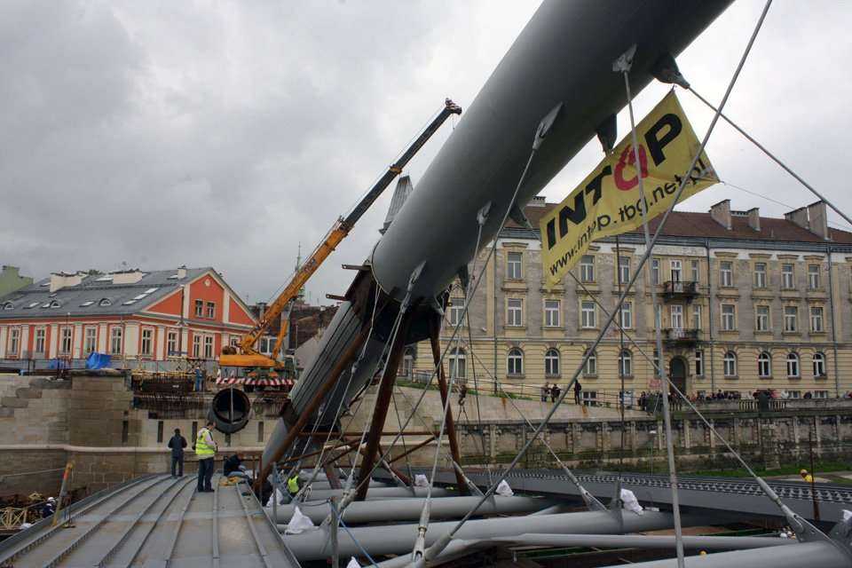 Przekładanie kładki nad Wisłą -  20.06.2010; fot.: INTOP Tarnobrzeg