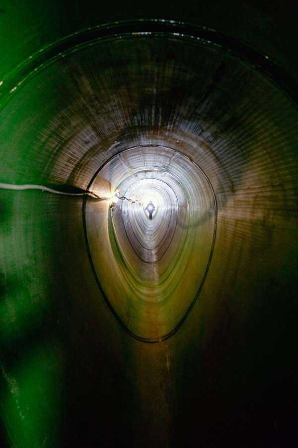 Pokaz odcinka kanalizacji zbudowanego z rur żelbetowych z okładziną PEHD o profilu jajowym – największych z oferty HABA-Beton. Fot. <a href='http://www.quality-studio.com' target='_blank'>Quality Studio</a> dla www.inzynieria.com