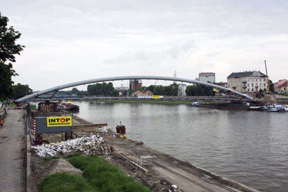 Przekładanie kładki nad Wisłą -  20.06.2010; fot.: INTOP Tarnobrzeg