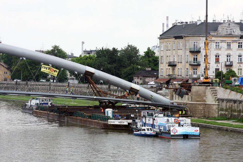 Przekładanie kładki nad Wisłą -  20.06.2010; fot.: INTOP Tarnobrzeg