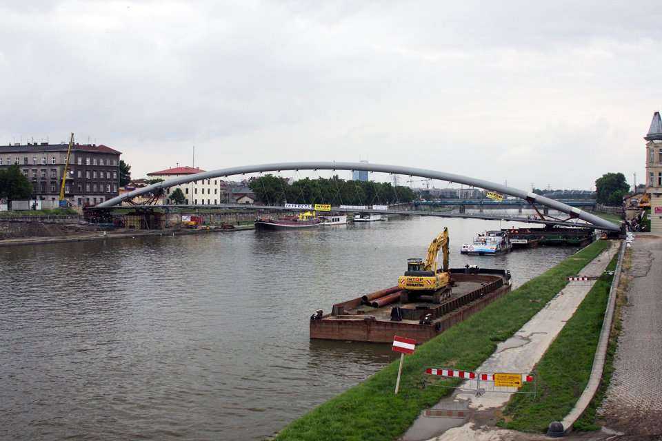 Przekładanie kładki nad Wisłą -  20.06.2010; fot.: INTOP Tarnobrzeg