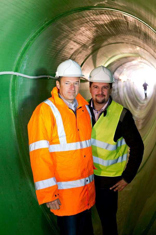 Pokaz odcinka kanalizacji zbudowanego z rur żelbetowych z okładziną PEHD o profilu jajowym – największych z oferty HABA-Beton. Na zdjęciu Dirk Hensel/HABA-Beton (z lewej) i Marcin Cwielong/HABA-Beton (po prawej). Fot. <a href='http://www.quality-studio.co