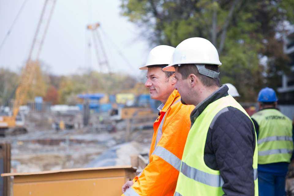 Pokaz odcinka kanalizacji zbudowanego z rur żelbetowych z okładziną PEHD o profilu jajowym – największych z oferty HABA-Beton. Na zdjęciu Dirk Hensel/HABA-Beton (z lewej) i Marcin Cwielong/HABA-Beton (po prawej). Fot. <a href='http://www.quality-studio.co