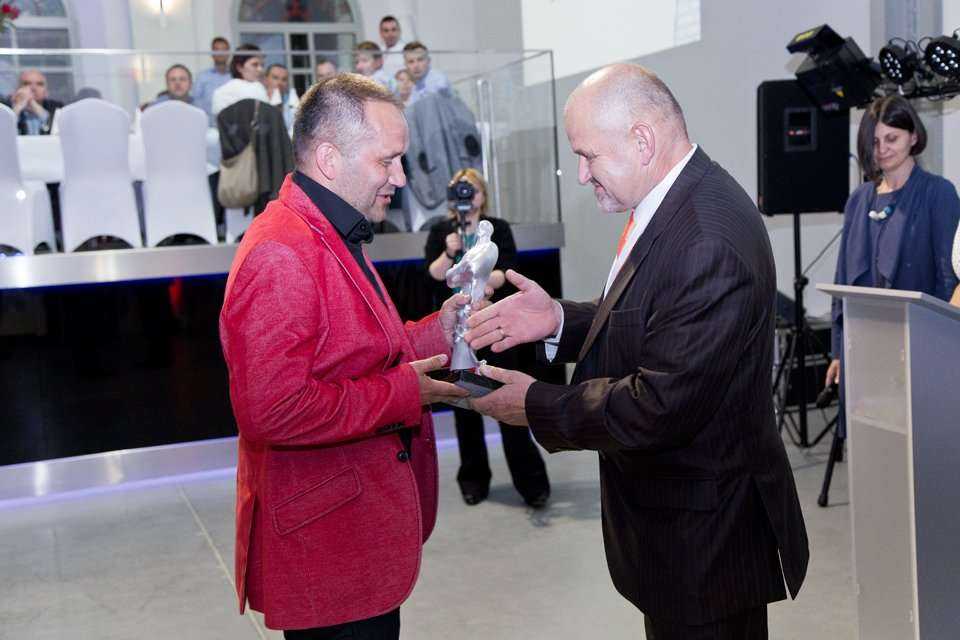 Grzegorz Rak - prezes Przedsiębiorstwa Robót Inżynieryjnych INKOP sp. z o.o. odbiera nagrodę TYTAN w kategorii 'projekt roku – nowa instalacja' z rąk dr. hab. inż. Adama Wysokowskiego, prof. UZ, Uniwersytetu Zielonogórskiego / fot. <a href='http://www.qua
