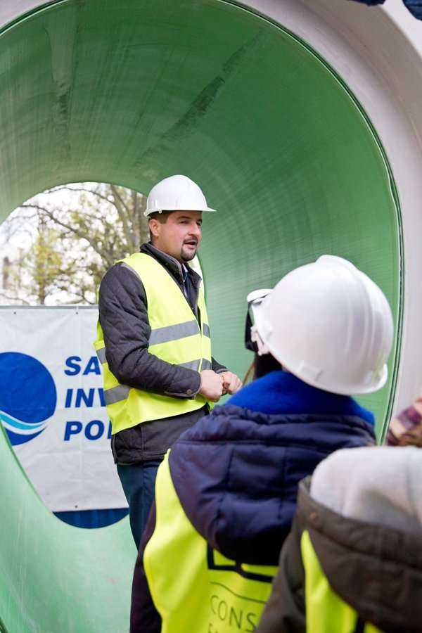 Pokaz odcinka kanalizacji zbudowanego z rur żelbetowych z okładziną PEHD o profilu jajowym – największych z oferty HABA-Beton. Na zdjęciu Marcin Cwielong/HABA-Beton. Fot. <a href='http://www.quality-studio.com' target='_blank'>Quality Studio</a> dla www.i