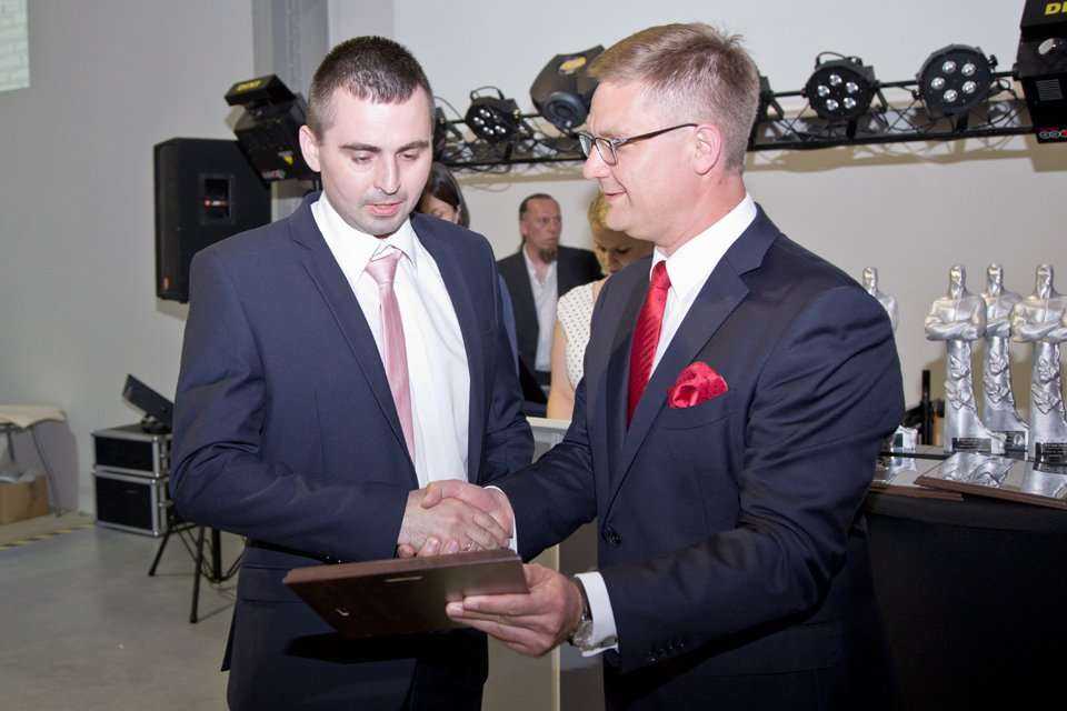 Zbigniew Kędzierski - Prezes Zarządu ZWiK Ciechanów odbiera Tytanowego Laura Inwestora z rąk Pawła Kośmider - prezesa Wydawnictwa INŻYNIERIA sp. z o.o. / fot. <a href='http://www.quality-studio.com' target='_blank'>Quality Studio</a> dla www.inzynieria.co