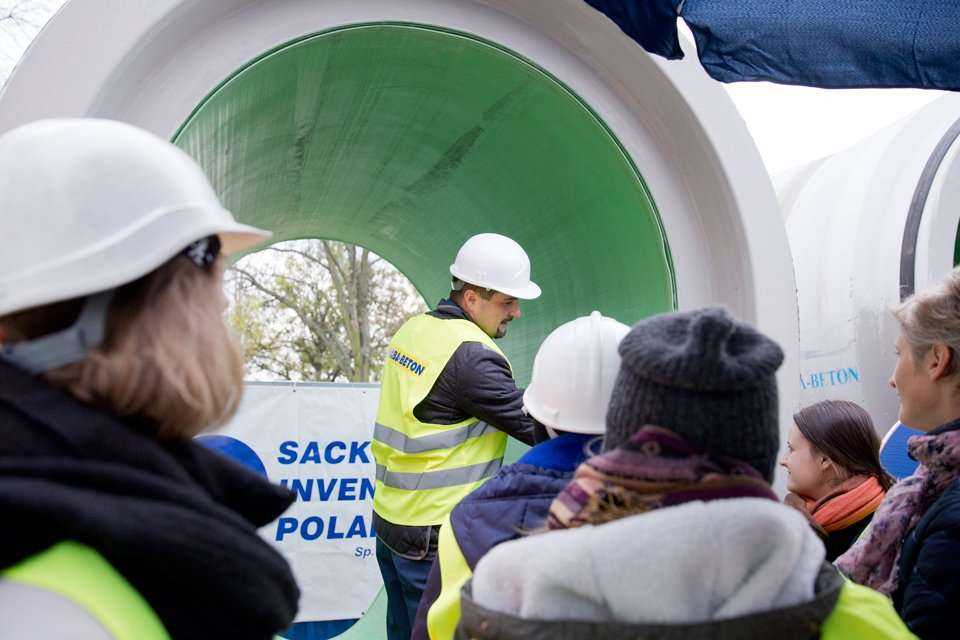 Pokaz odcinka kanalizacji zbudowanego z rur żelbetowych z okładziną PEHD o profilu jajowym – największych z oferty HABA-Beton. Fot. <a href='http://www.quality-studio.com' target='_blank'>Quality Studio</a> dla www.inzynieria.com