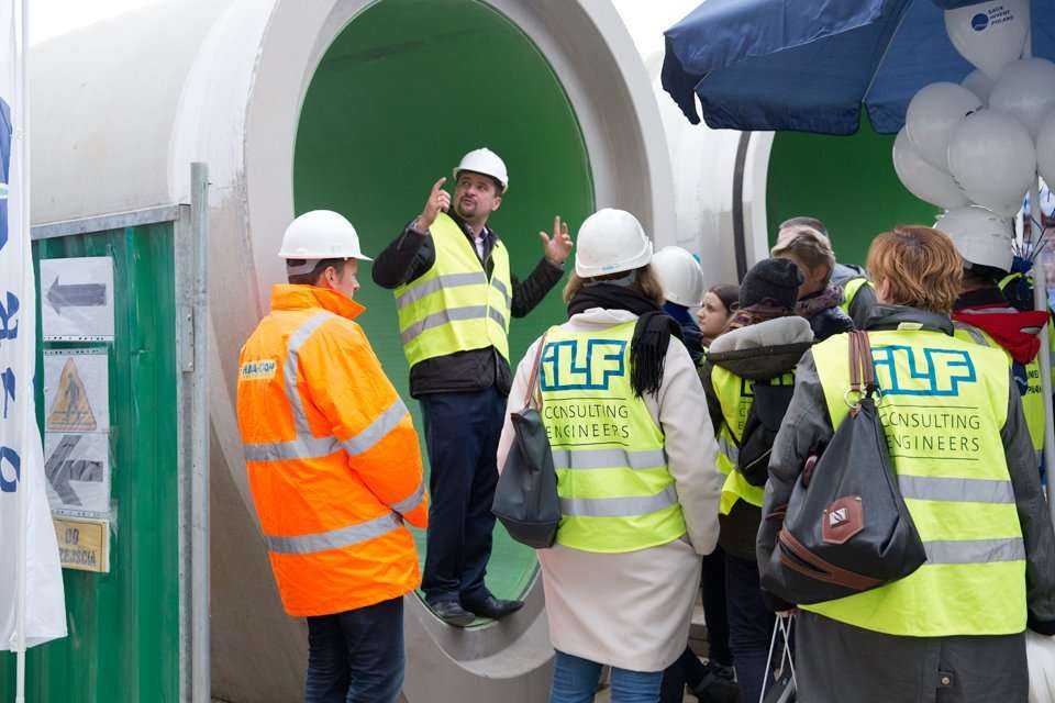 Pokaz odcinka kanalizacji zbudowanego z rur żelbetowych z okładziną PEHD o profilu jajowym – największych z oferty HABA-Beton. Na zdjęciu (w środku) Marcin Cwielong/HABA-Beton. Fot. <a href='http://www.quality-studio.com' target='_blank'>Quality Studio</a