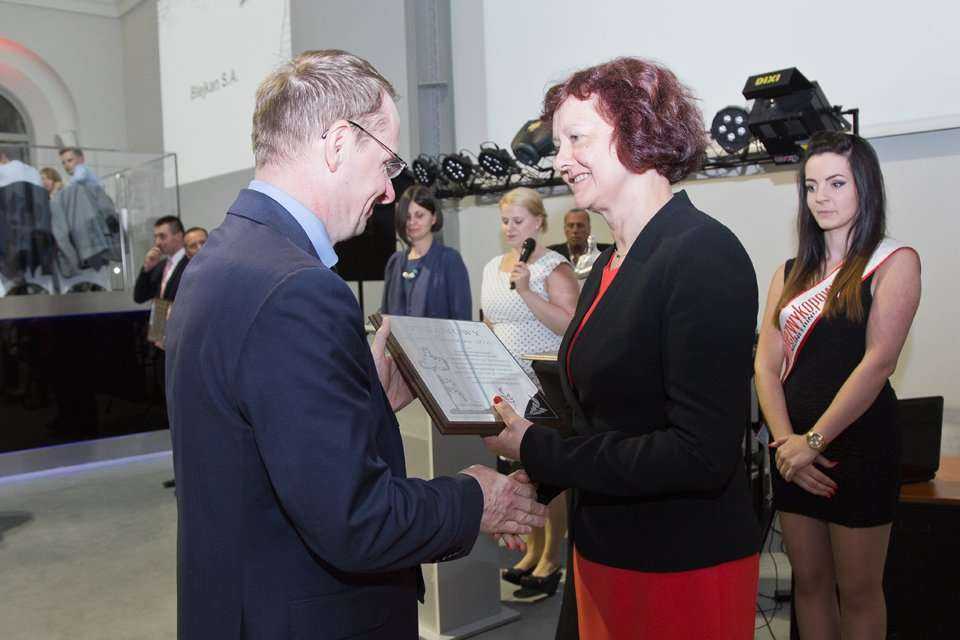 Ireneusz Jaki, zastępca prezesa Wodociągów i Kanalizcji w Opolu sp. z o.o. odbiera Tytanowego Laura Inwestora z rąk Teresy Nowak z Uniwersytetu Zielonogórskiego / fot. <a href='http://www.quality-studio.com' target='_blank'>Quality Studio</a> dla www.inzy