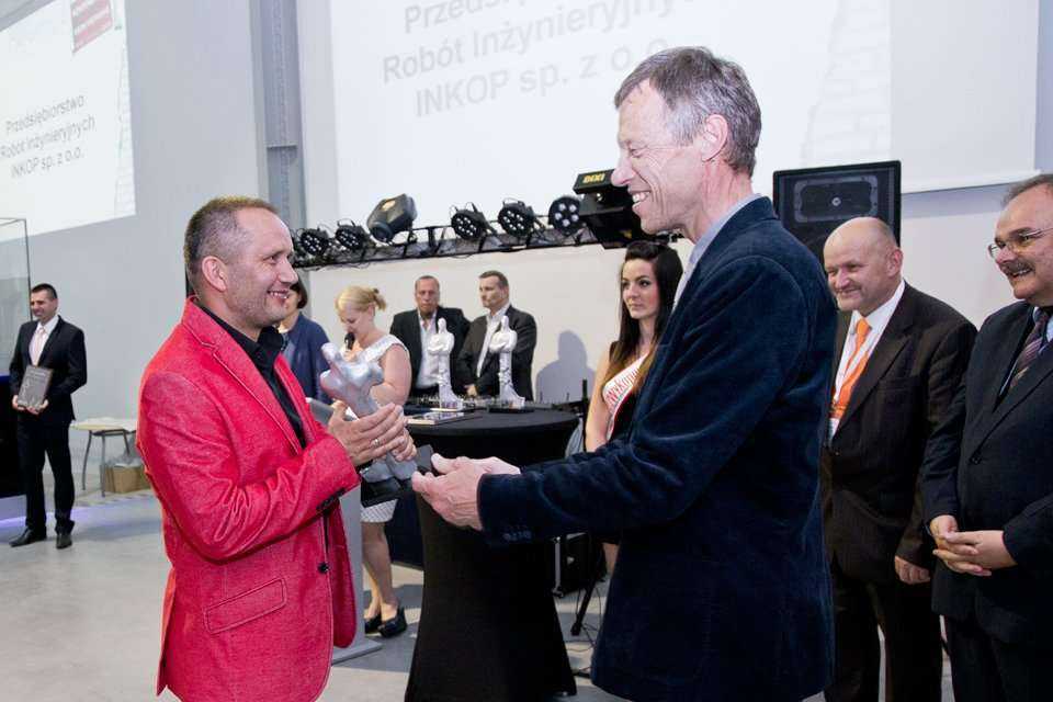 Grzegorz Rak - prezes Przedsiębiorstwa Robót Inżynieryjnych INKOP sp. z o.o. odbiera nagrodę TYTAN w kategorii 'mały projekt bezwykopowy' z rąk dr. inż. Andrzeja Kolonko z Politechniki Wrocławskiej / fot. <a href='http://www.quality-studio.com' target='_b