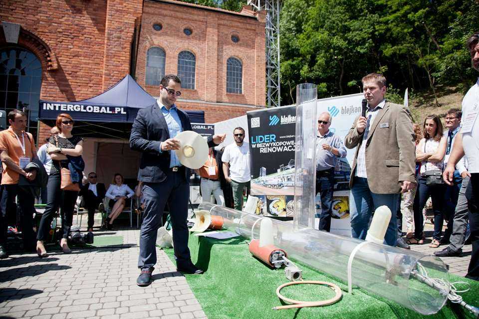 Montaż kształtki „kapeluszowej” utwardzanej promieniami UV – BLEJKAN S.A. / fot. <a href='http://www.quality-studio.com' target='_blank'>Quality Studio</a> dla www.inzynieria.com