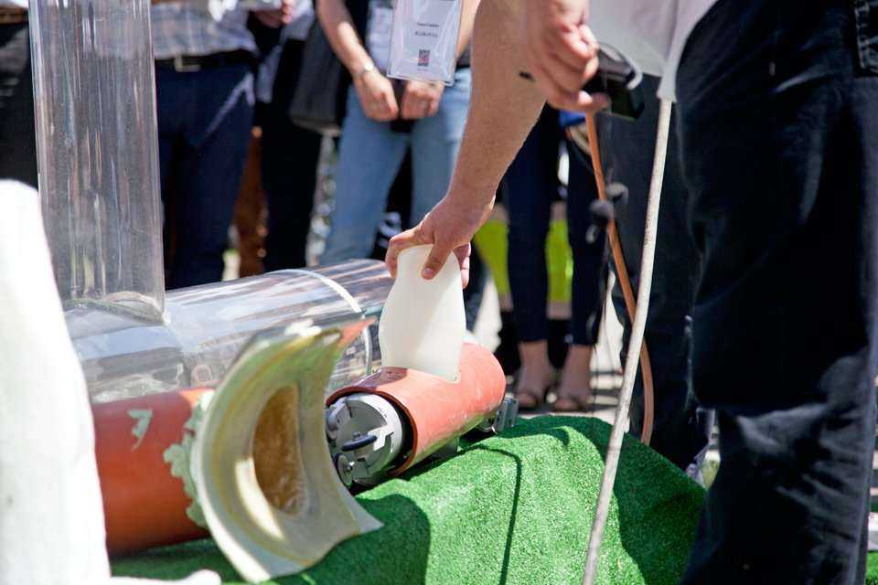 Montaż kształtki „kapeluszowej” utwardzanej promieniami UV – BLEJKAN S.A. / fot. <a href='http://www.quality-studio.com' target='_blank'>Quality Studio</a> dla www.inzynieria.com