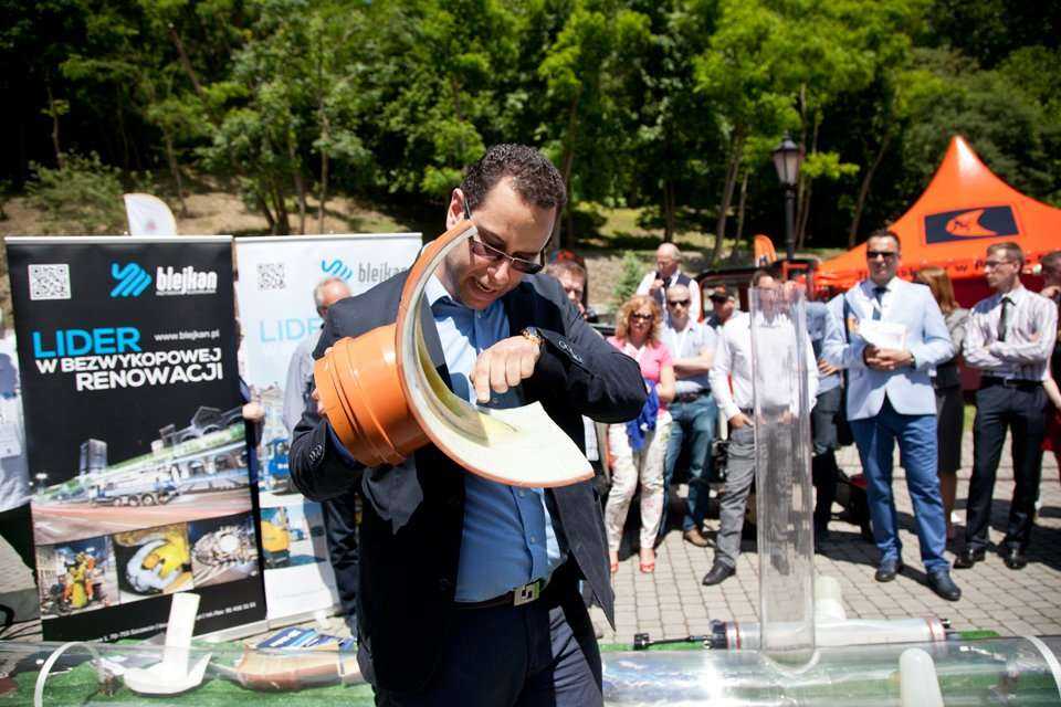 Montaż kształtki „kapeluszowej” utwardzanej promieniami UV – BLEJKAN S.A. / fot. <a href='http://www.quality-studio.com' target='_blank'>Quality Studio</a> dla www.inzynieria.com