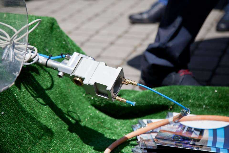 Montaż kształtki „kapeluszowej” utwardzanej promieniami UV – BLEJKAN S.A. / fot. <a href='http://www.quality-studio.com' target='_blank'>Quality Studio</a> dla www.inzynieria.com