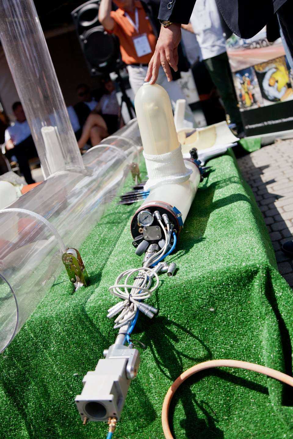 Montaż kształtki „kapeluszowej” utwardzanej promieniami UV – BLEJKAN S.A. / fot. <a href='http://www.quality-studio.com' target='_blank'>Quality Studio</a> dla www.inzynieria.com