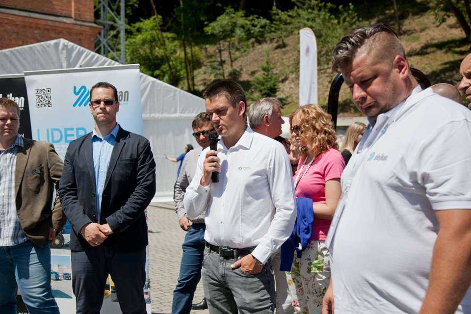 Montaż kształtki „kapeluszowej” utwardzanej promieniami UV – BLEJKAN S.A. / fot. <a href='http://www.quality-studio.com' target='_blank'>Quality Studio</a> dla www.inzynieria.com