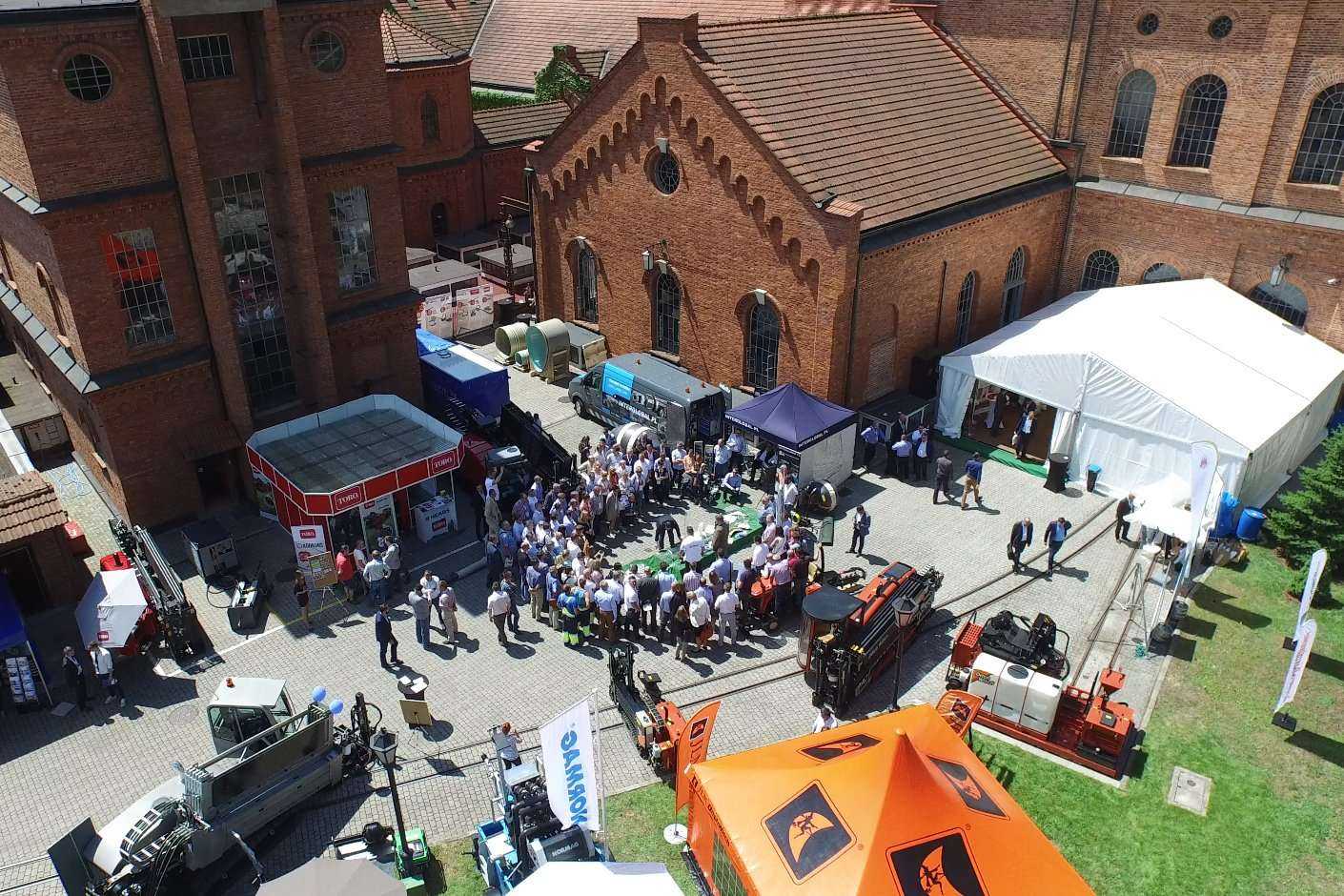 Montaż kształtki „kapeluszowej” utwardzanej promieniami UV – BLEJKAN S.A. / fot. <a href='http://www.quality-studio.com' target='_blank'>Quality Studio</a> dla www.inzynieria.com