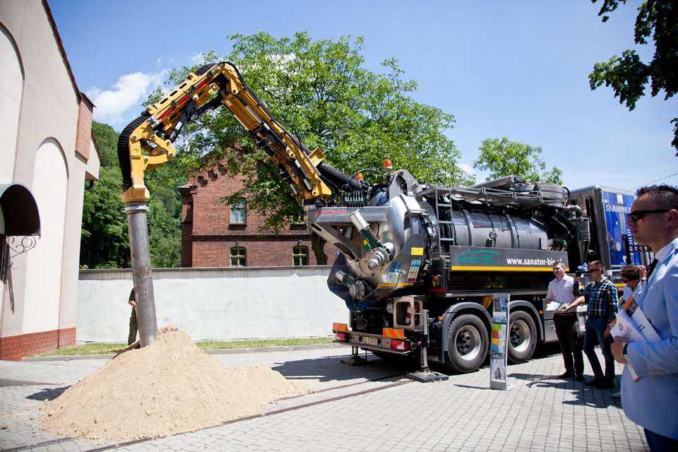 Pokaz funkcjonalności pracy i możliwości technicznych innowacyjnej prożniowej ładowarki ssącej firmy  CAPPELLOTTO – Inter Global sp. z o.o. / fot. <a href='http://www.quality-studio.com' target='_blank'>Quality Studio</a> dla www.inzynieria.com