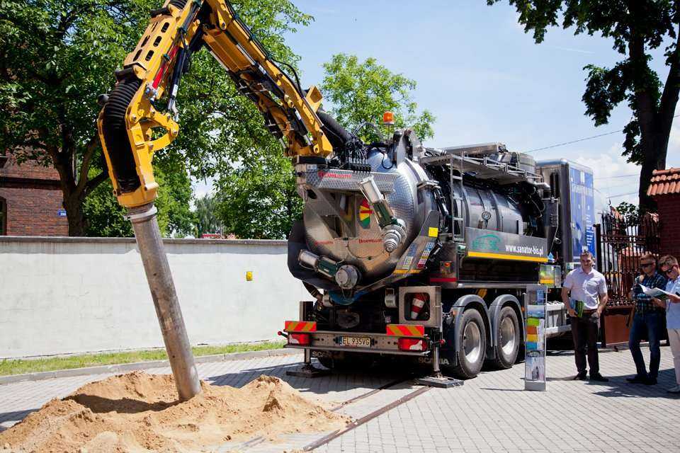 Pokaz funkcjonalności pracy i możliwości technicznych innowacyjnej prożniowej ładowarki ssącej firmy  CAPPELLOTTO – Inter Global sp. z o.o. / fot. <a href='http://www.quality-studio.com' target='_blank'>Quality Studio</a> dla www.inzynieria.com