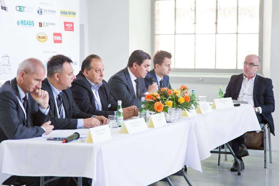 Panel dyskusyjny: podział ryzyka w kontraktach wiertniczych. Od lewej: Szymon Szurkowski - ZRUG sp. z o.o., Tomasz Siarczyński - HOSTER sp. z o.o., Dymitr Petrow-Ganew - Herrenknecht AG, Roland Kośka - Operator Gazociągów Przesyłowych GAZ-SYSTEM S.A., Mic