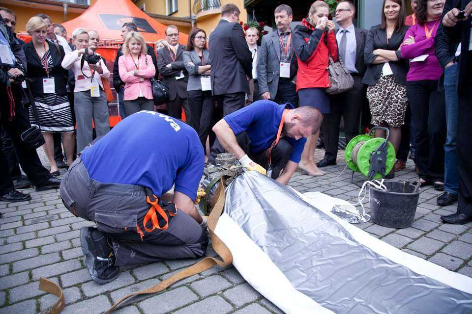 Pokaz na żywo - proces instalacji wykładziny CIPP firmy Brandenburger utwardzanej promieniami UV - Artur Bakaj, Grzegorz Owczarek, PPHU 'AKWA' sp.j. Cz. I - montaż korków na końcach rękawa szklanego, wprowadzenie do jego wnętrza (poprzez śluzę w korku) wó