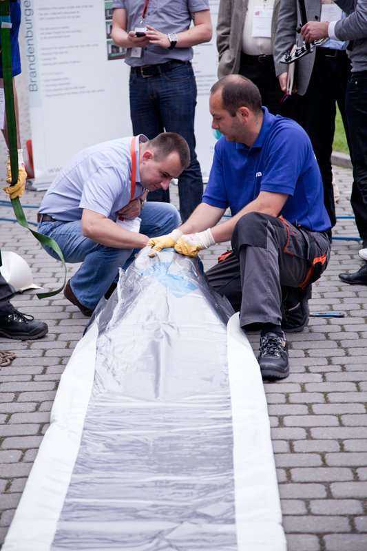 Pokaz na żywo - proces instalacji wykładziny CIPP firmy Brandenburger utwardzanej promieniami UV - Artur Bakaj, Grzegorz Owczarek, PPHU 'AKWA' sp.j. Cz. I - montaż korków na końcach rękawa szklanego, wprowadzenie do jego wnętrza (poprzez śluzę w korku) wó