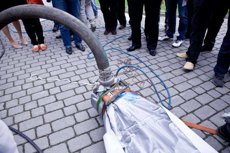 Pokaz na żywo - proces instalacji wykładziny CIPP firmy Brandenburger utwardzanej promieniami UV - Artur Bakaj, Grzegorz Owczarek, PPHU 'AKWA' sp.j. Cz. I - montaż korków na końcach rękawa szklanego, wprowadzenie do jego wnętrza (poprzez śluzę w korku) wó