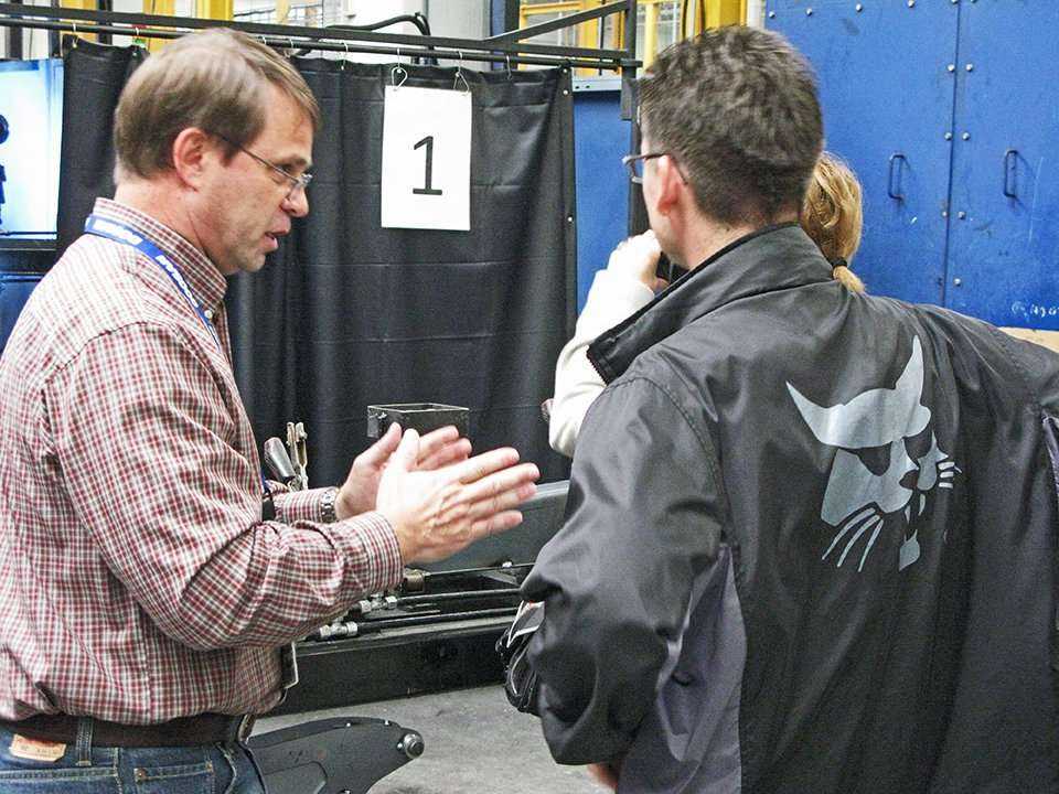 Tracy Schmitz, dyrektor fabryki Doosan-Bobcat w Dobris oprowadza dziennikarzy