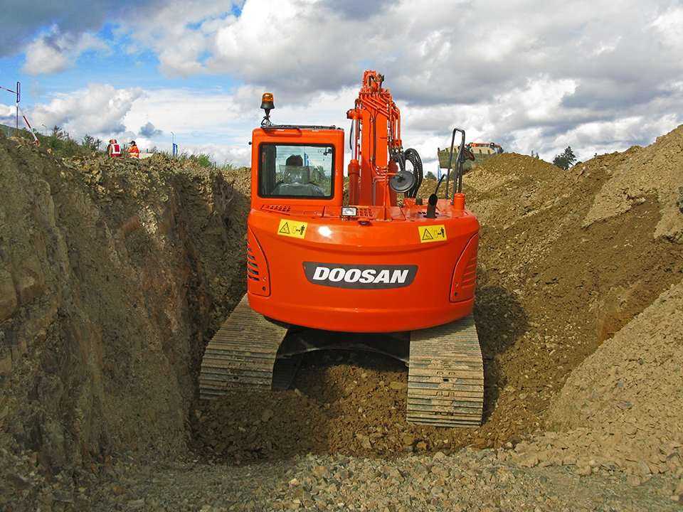 Koparka gąsienicowa DX 140 LCR spisuje się świetnie nawet na najbardziej ograniczonych powierzchniach