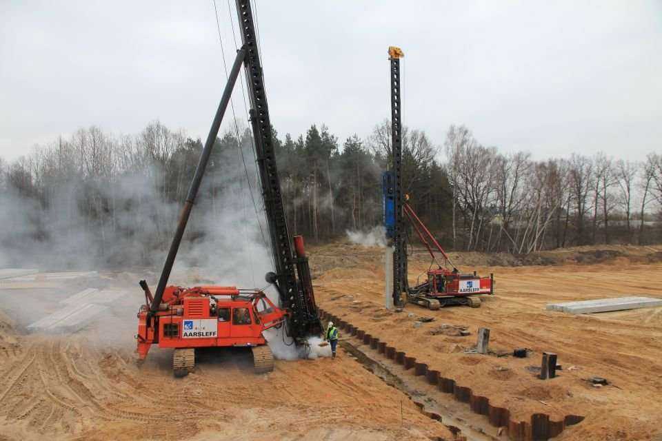Prace palowe na budowie autostrady A2 Stryków-Konotopa