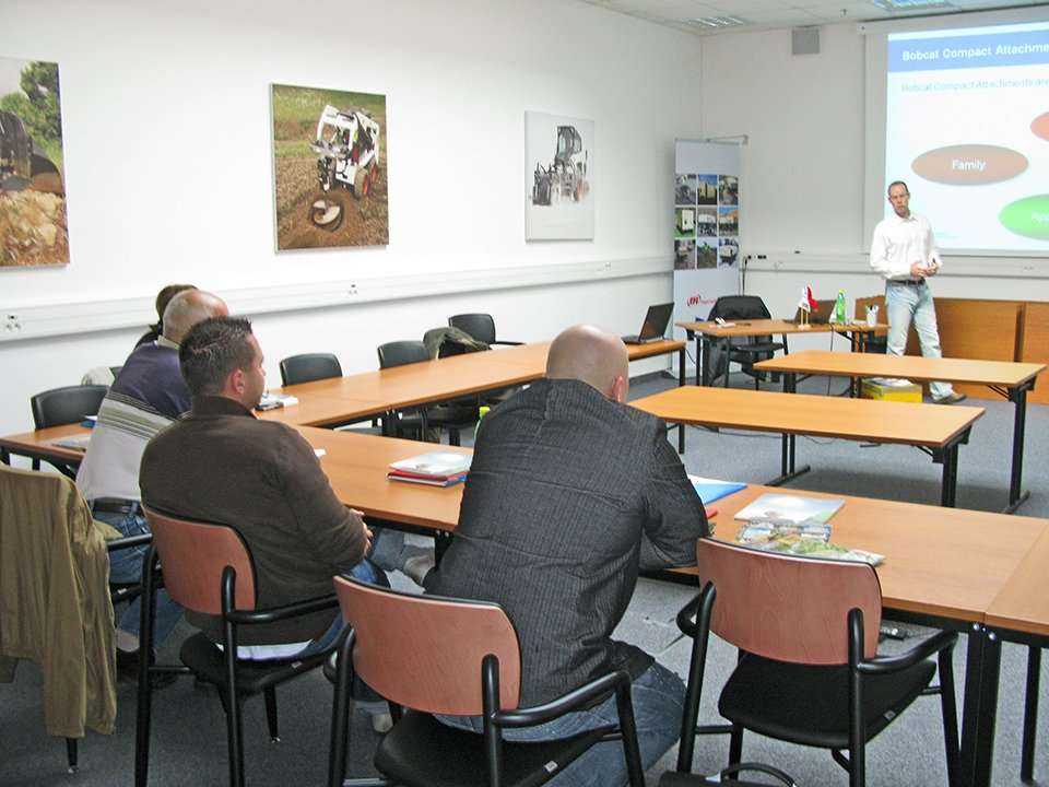 David Hubik w Centrum Treningowym prezentuje paletę osprzętów dla marki Bobcat