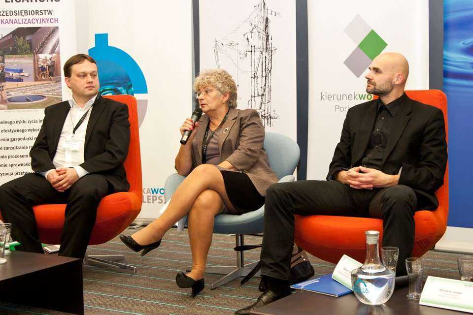 Debatana temat służebności przesyłu. Od lewej: Beniamin Chochulski  - prezes zarządu Zakładu Wodociągów i Kanalizacji sp. z o.o., Hanna Krajewska - prezes MPWiK w m.st. Warszawie S.A., Dariusz Latawiec - prezes zarządu Podhalańskiego Przedsiębiorstwa Komu