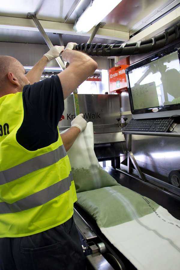 Pokaz firmy BLEJKAN S.A. Proces nasączania rękawa na placu budowy / fot. <a href='http://www.quality-studio.com' target='_blank'>Quality Studio</a> dla www.inzynieria.com