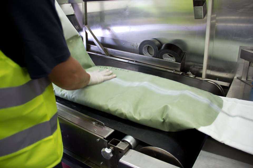 Pokaz firmy BLEJKAN S.A. Proces nasączania rękawa na placu budowy / fot. <a href='http://www.quality-studio.com' target='_blank'>Quality Studio</a> dla www.inzynieria.com