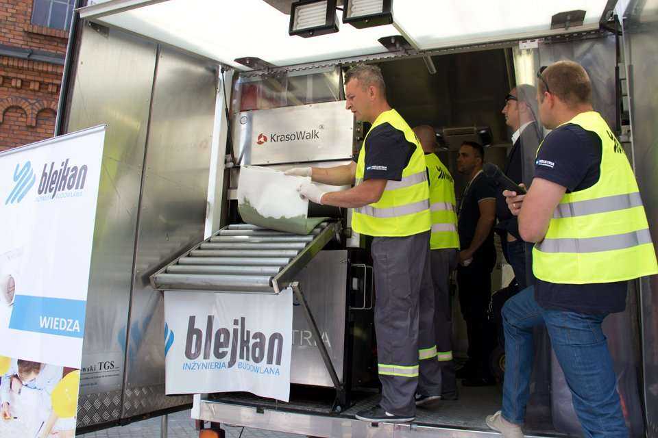 Pokaz firmy BLEJKAN S.A. Proces nasączania rękawa na placu budowy / fot. <a href='http://www.quality-studio.com' target='_blank'>Quality Studio</a> dla www.inzynieria.com